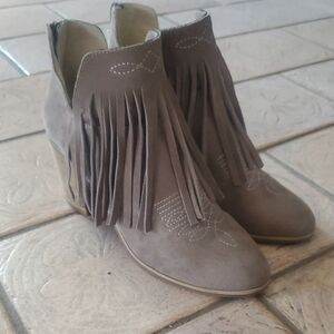 NWOT Ariat Unbridled Suede Ankle Booties with Fringe Detail, 7.5